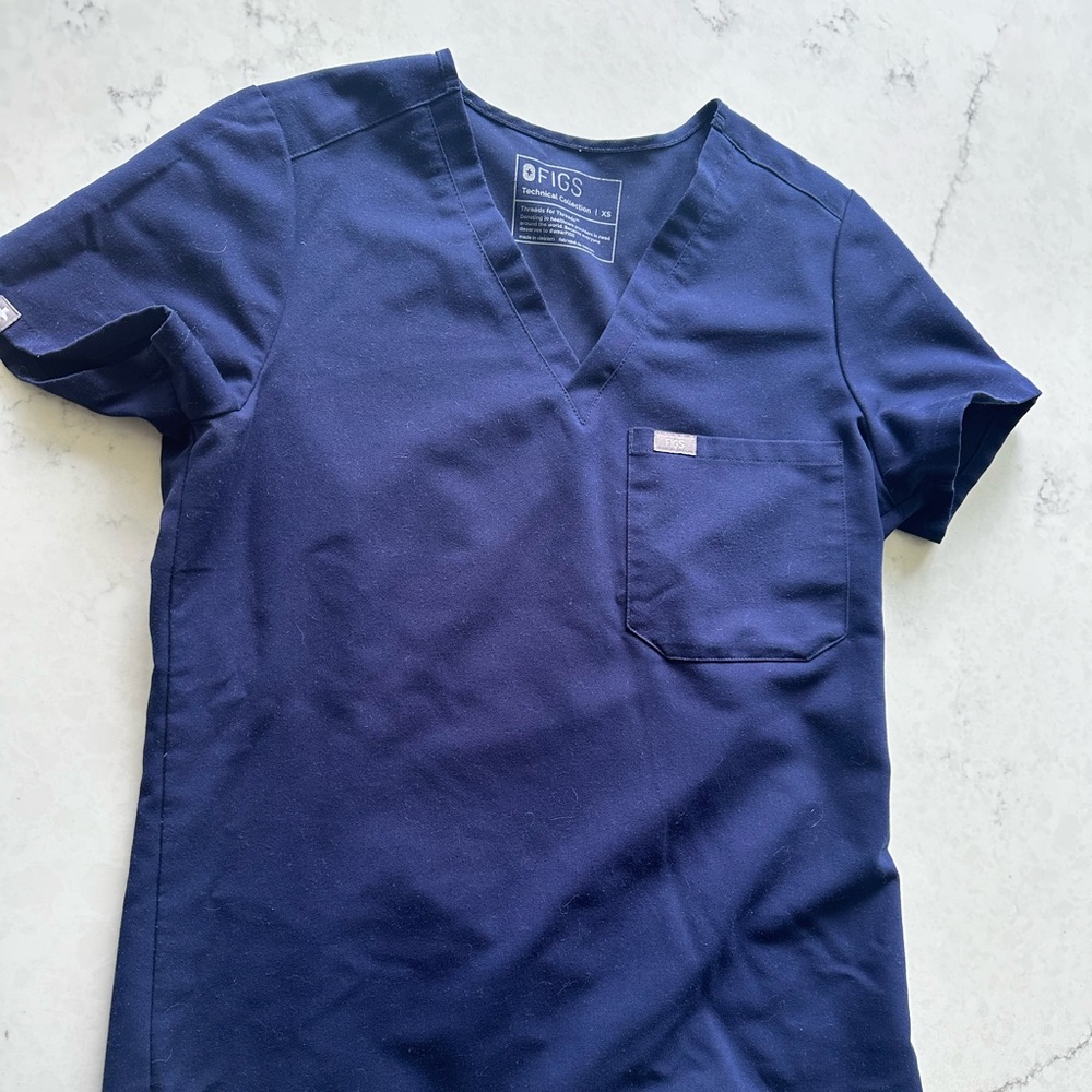 Figs navy Catarina 1 pocket top